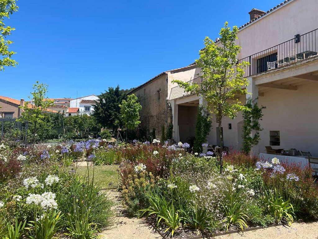 diseno de jardin en caceres jardineria especializada en casas de campo