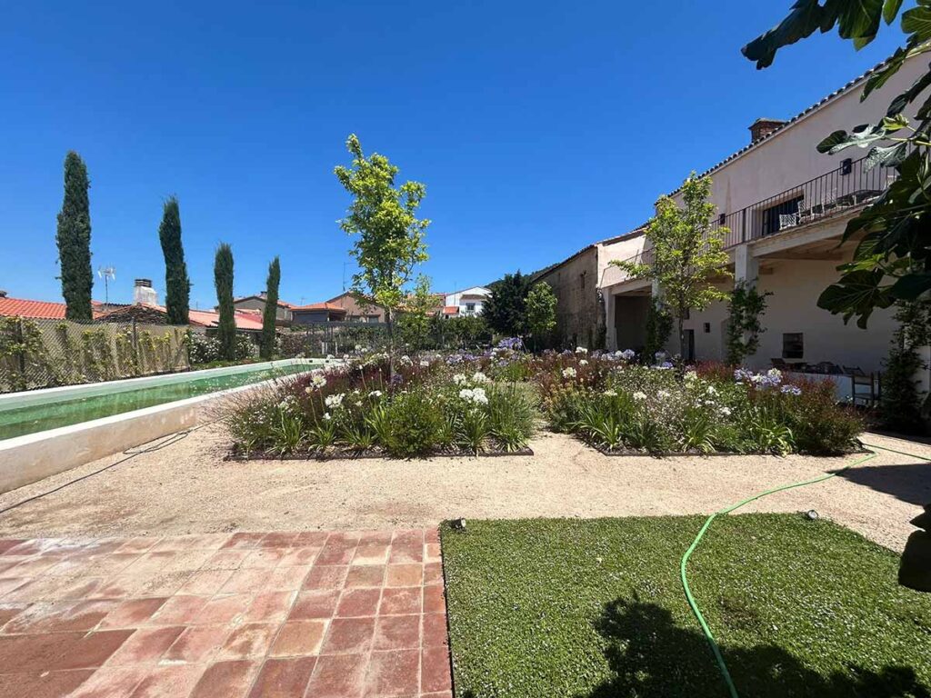 diseno jardin en caceres jardineria especializada en casas de campo