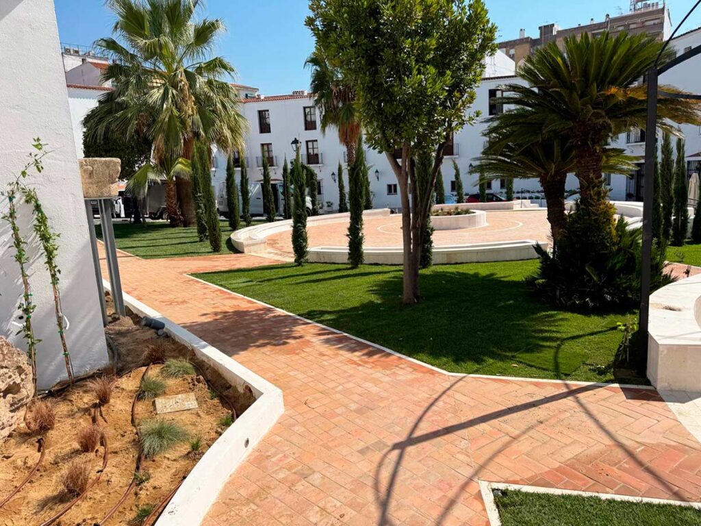 jardin con restos romanos en merida