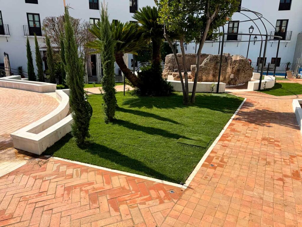 jardin con restos romanos en merida