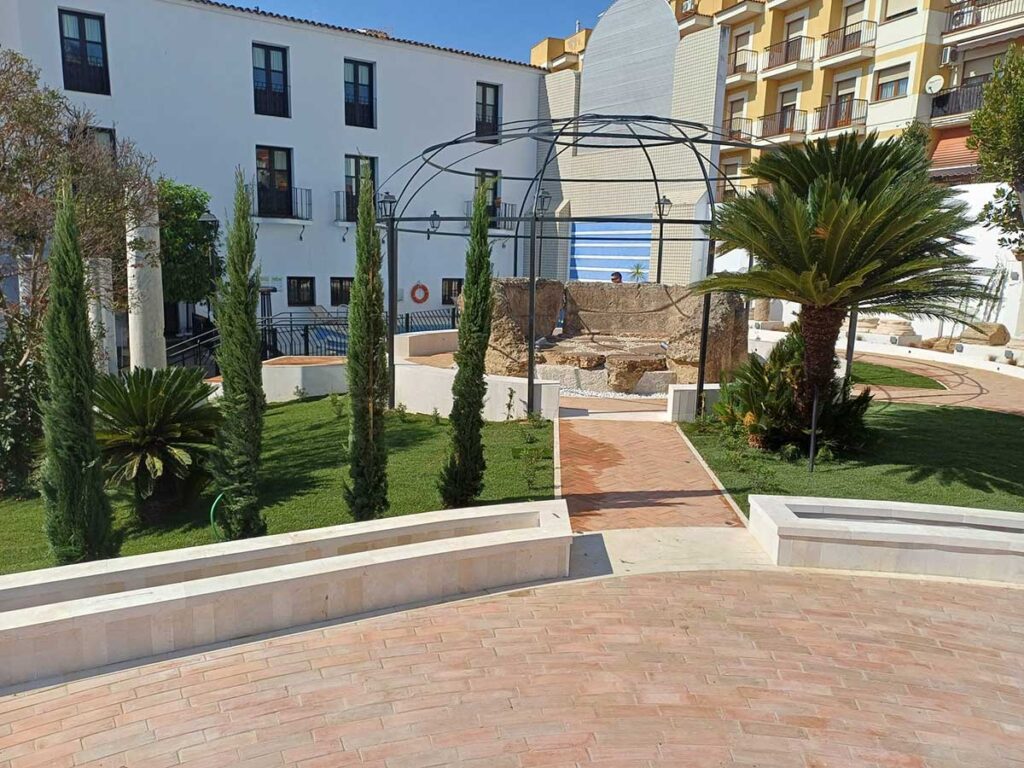 jardin con restos romanos en merida