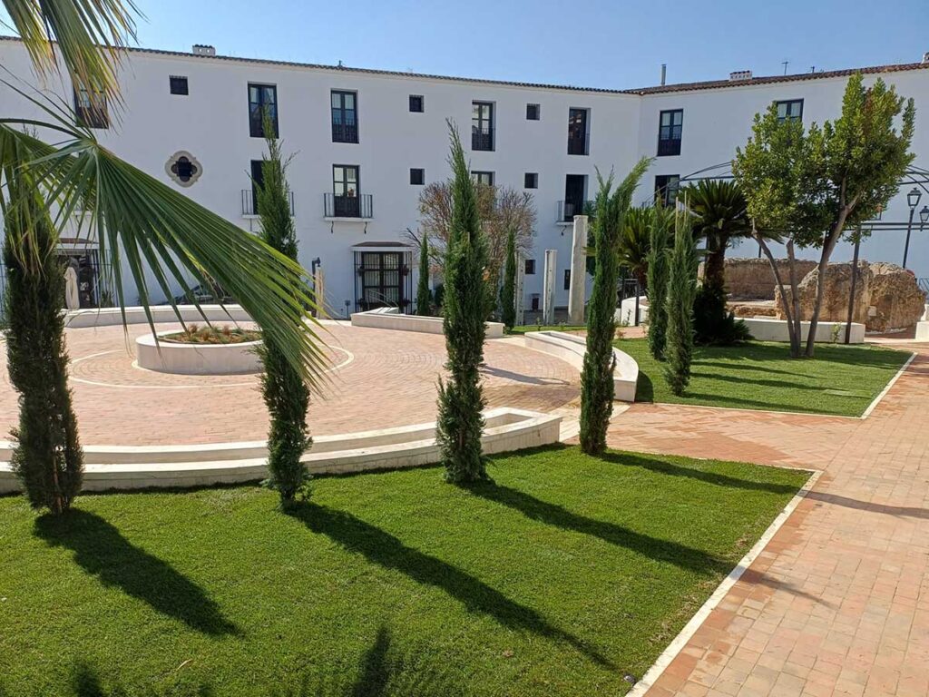 jardin con restos romanos en merida