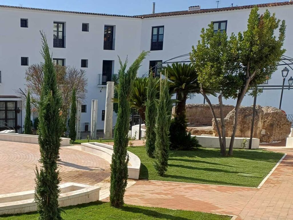 jardin con restos romanos en merida