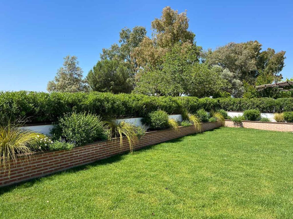 jardin en oropesa finca