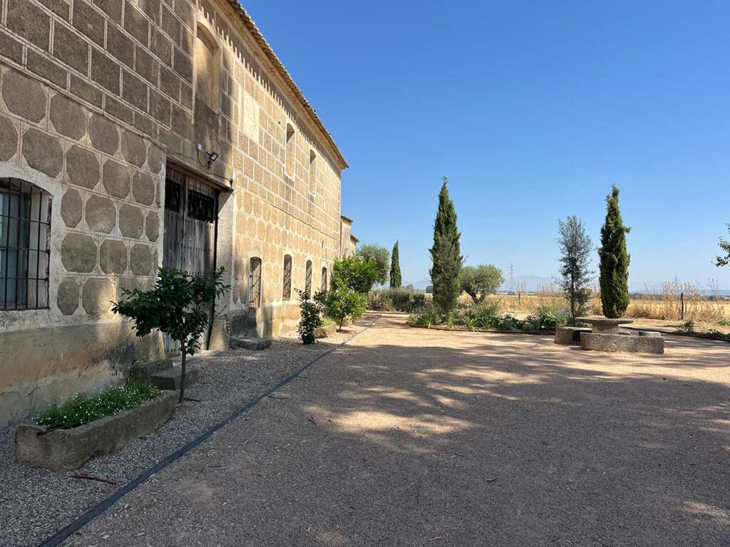 jardin finca en calera diseno praderas borduras plantaciones