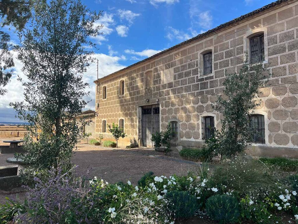 jardin finca en calera diseno praderas borduras plantaciones