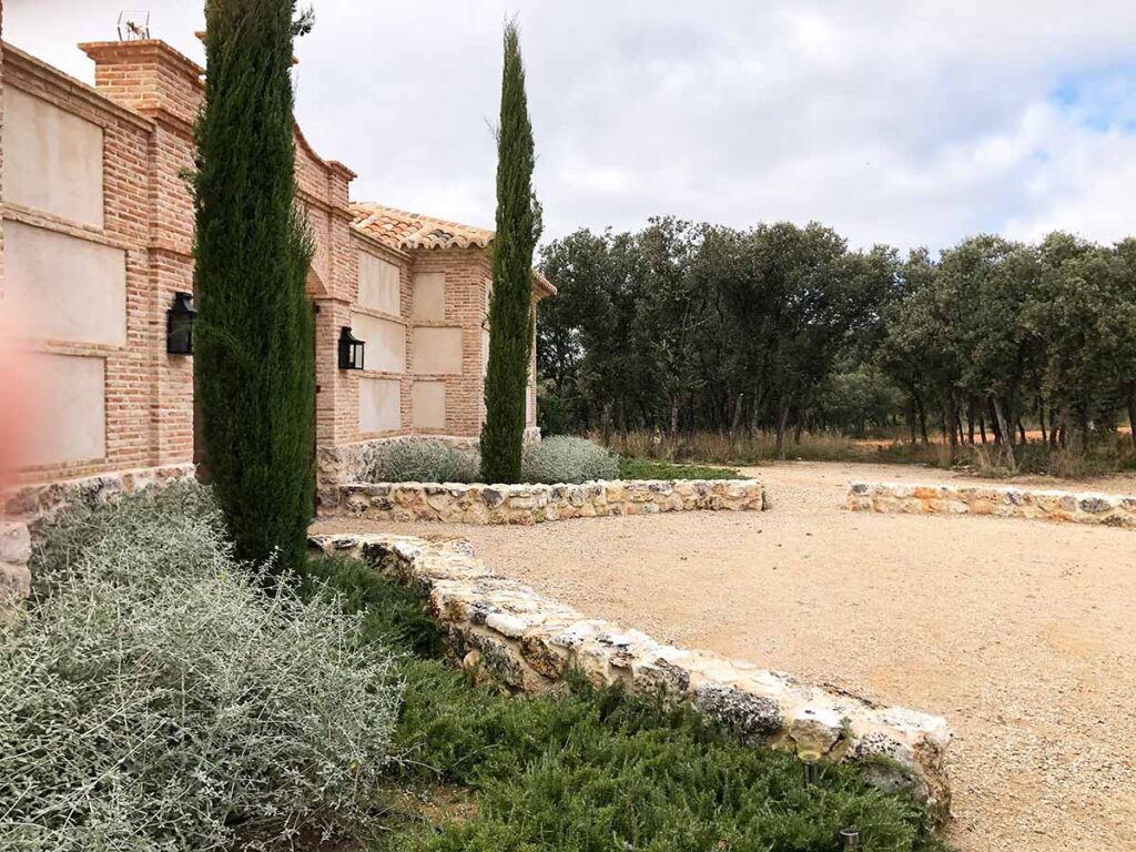 jardin finca en la alcarria creamos caminos pradera borduras plantas