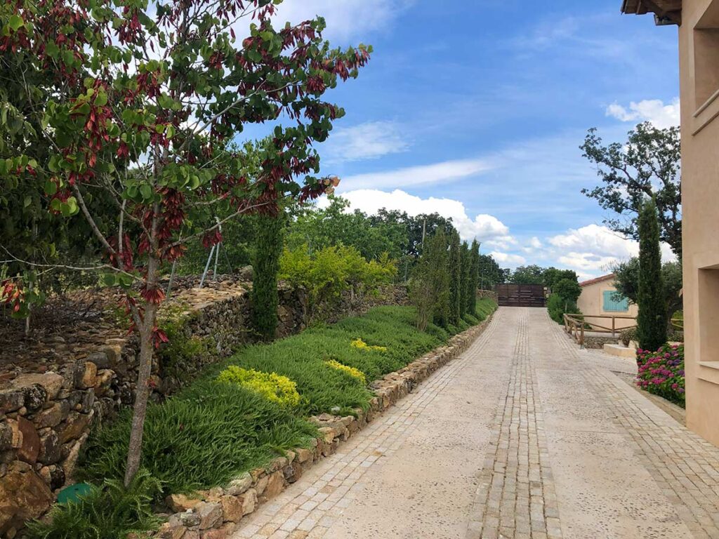 jardin finca en la vera jardines integrados en la naturaleza