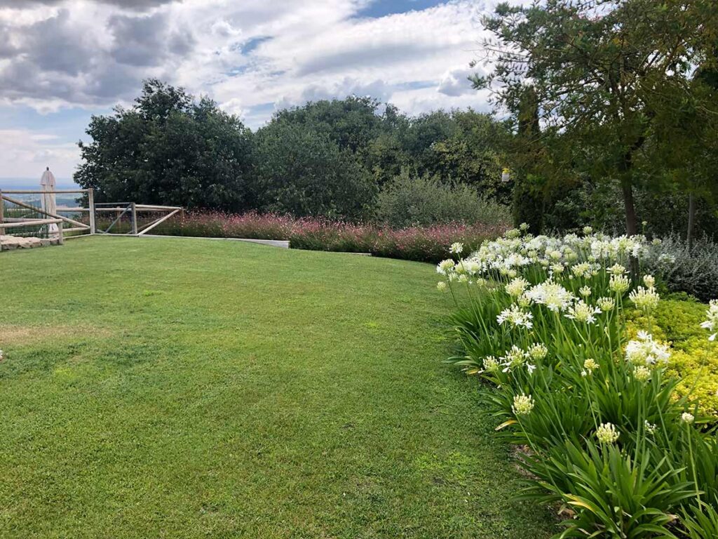 jardin finca en la vera jardines integrados en la naturaleza