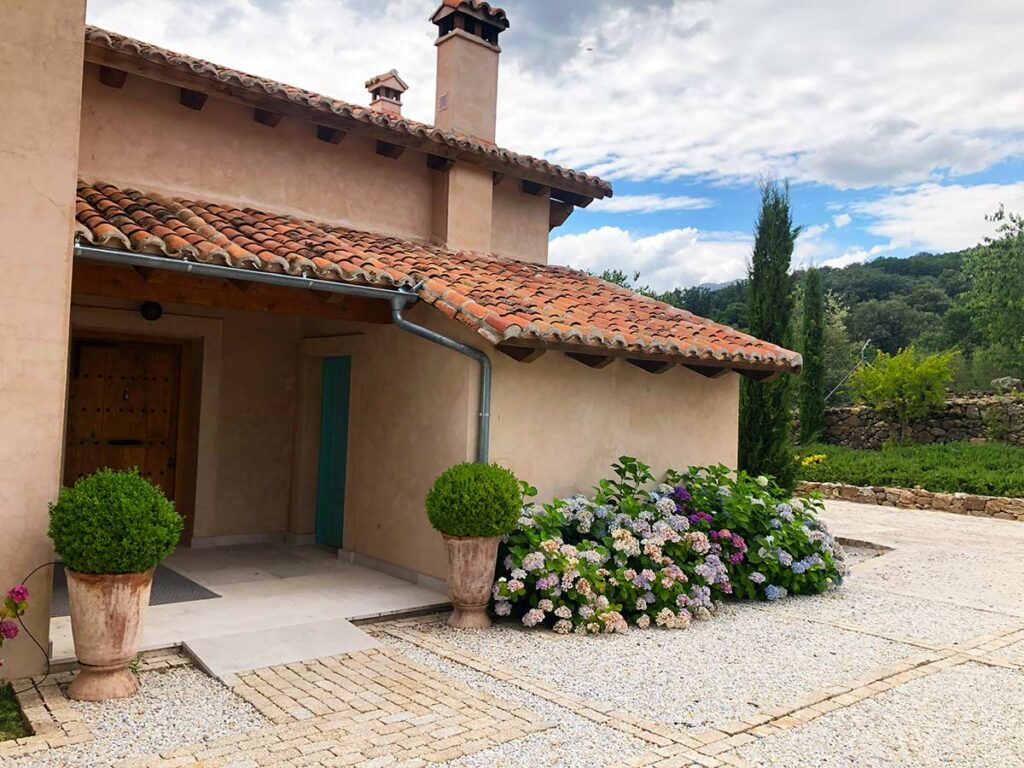 jardin finca en la vera jardines integrados en la naturaleza