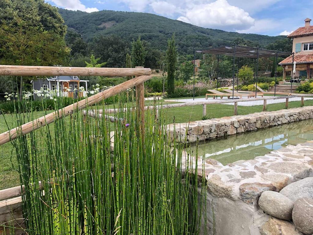 jardin finca en la vera jardines integrados en la naturaleza