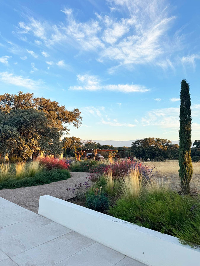 jardin paisajismo en casa de campo oropesa
